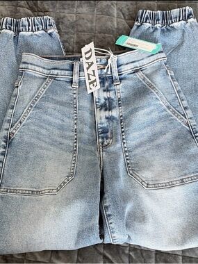DAZE Women's Light Wash Relaxed Jeans - Light Blue